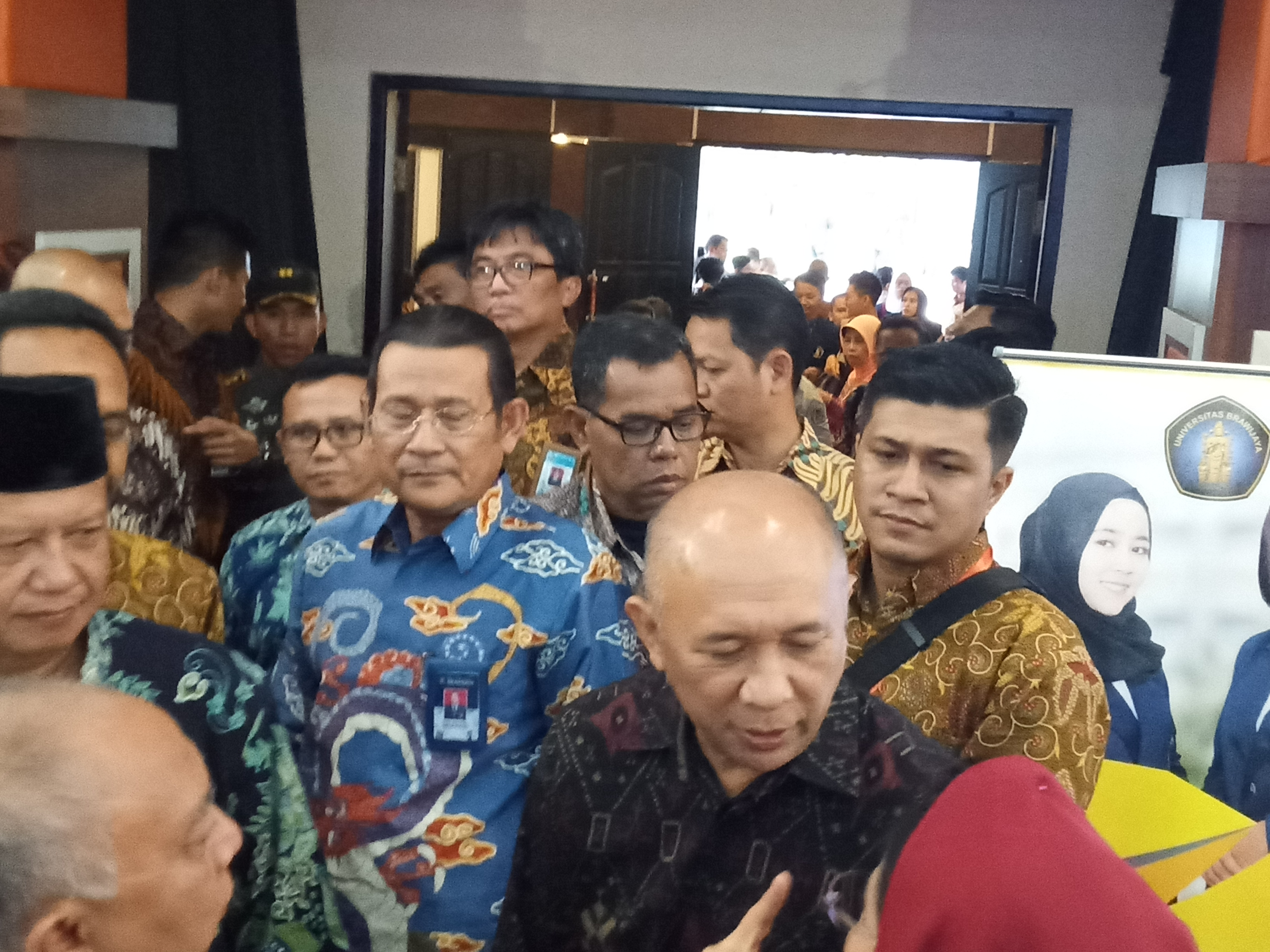 Menteri Koperasi dan UKM, Teten Masduki ketika ditemui usai acara International Conference Halal and Thayib 2019, di Gedung Samantha Krida, Universitas Brawijaya (UB). (Foto: Theo/ngopibareng.id)