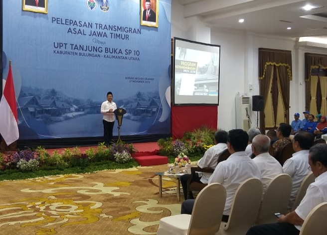 Menteri Desa dan Pembangunan Daerah Tertinggal, Transmigrasi (PDTT), Abdul Halim Iskandar saat memberi sambutan dalam acara pelepasan transmigran Jatim di Gedung Negara Grahadi, Surabaya, Rabu 27 November 2019. (Foto: Fariz/ngopibareng.id) 