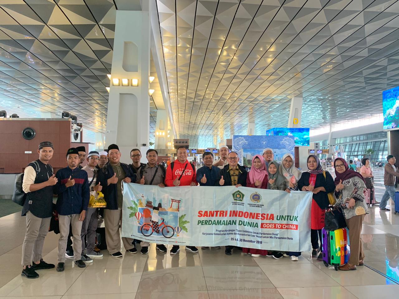 Sebanyak 10 orang santri terpilih dari berbagai daerah diberangkatkan ke Beijing, Tiongkok. (Foto: kemlu)