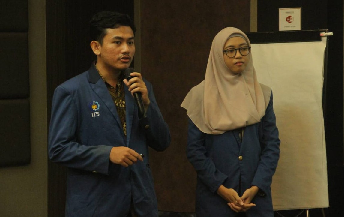 Mabrur Zanata dan Amalia Sabrina, dua mahasiswa Teknik Kimia ITS, saat mempresentasikan ide mereka untuk pabrik CS2. (Foto: Dok. ITS)