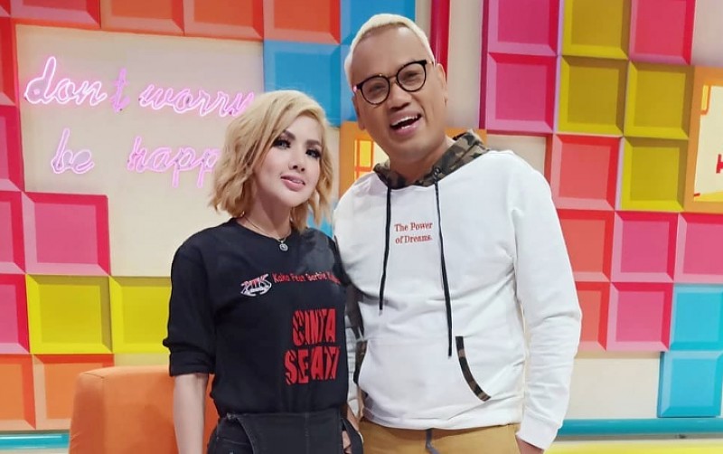 Barbie Kumalasari bongkar isi saldo ATM di kanal YouTube Uya Kuya TV. (Foto: YouTube Uya Kuya TV) 