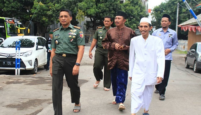 Kiai Zuhri Zaini dan Kiai Hamid Wahid di Pondok Pesantren Nurul Jadid, Paiton, Probolinggo. (Foto: Istimewa)