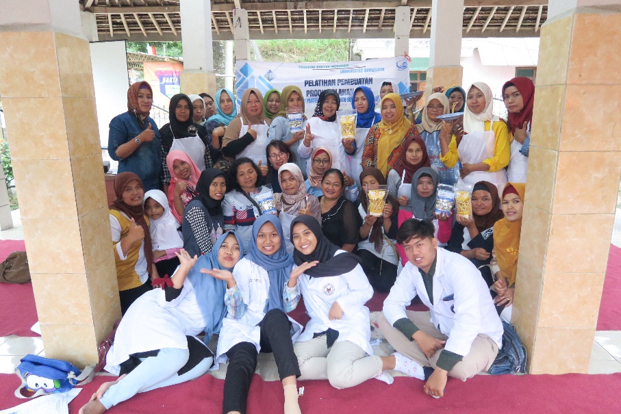 Tim Pengabdian Masyarakat UB bersama dengan istri peternak susu saat pelatihan pengolahan produk dari susu (Foto: Istimewa)