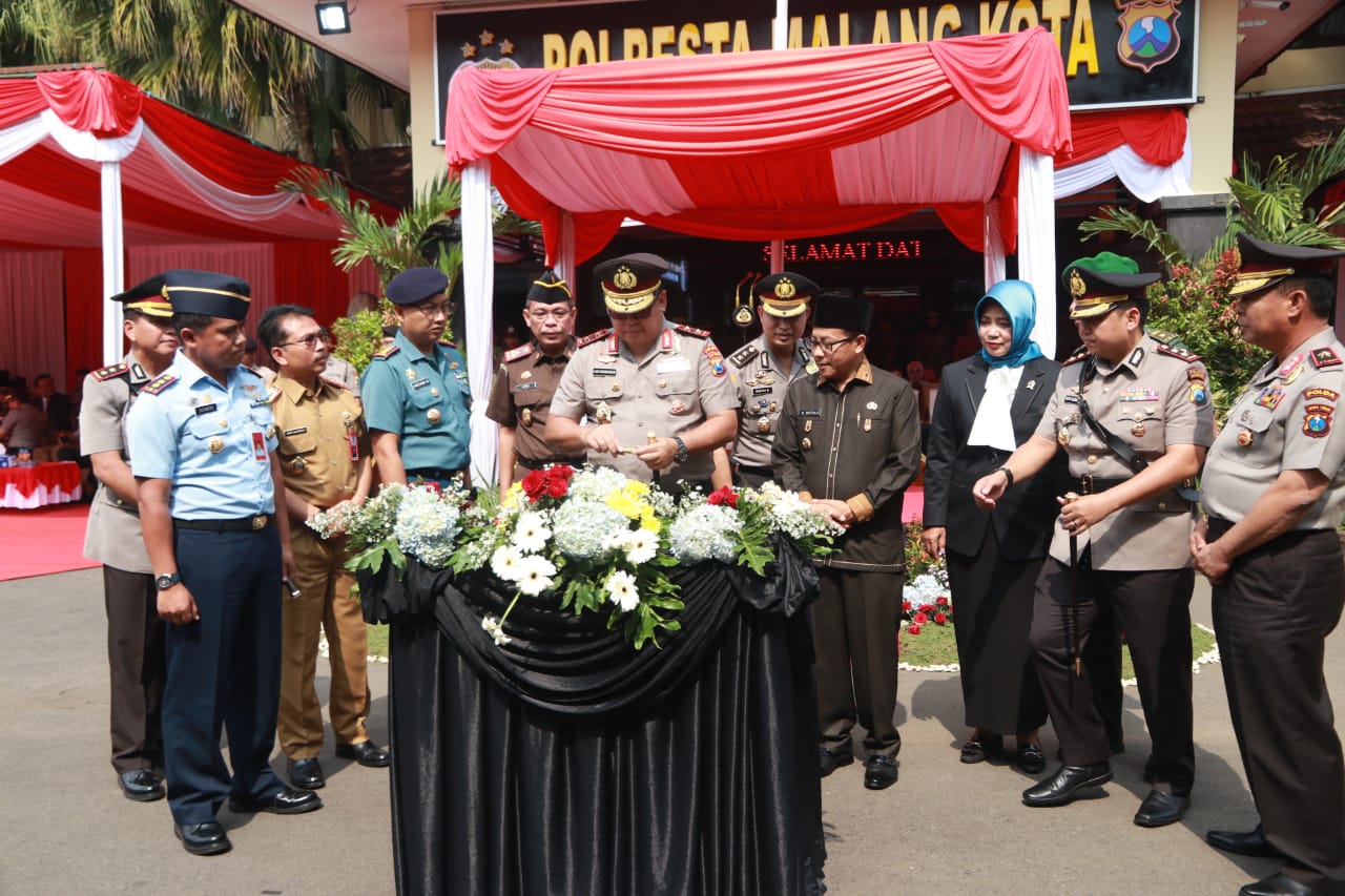 Kapolda Jatim, Irjen Pol Luki Hermawan saat meresmikan perubahan tipe Polresta Malang menjadi Polresta Malang Kota. (Foto: Theo/Ngopibareng.id)