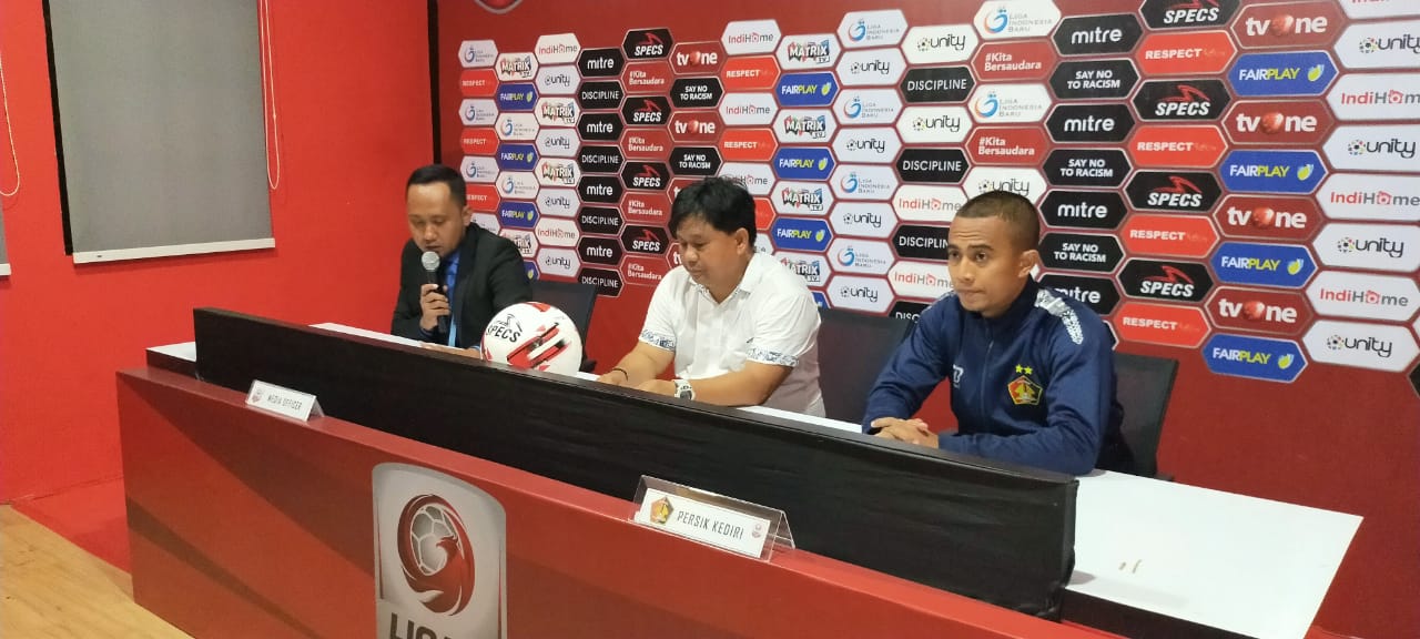 Pelatih Kepala Persik Kediri Budiarjo Thalib dalam konferensi pers. (Foto: Fendi/ngopibareng.id)