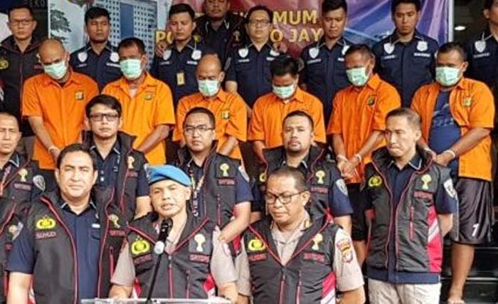 Eanam orang pengatur skor pertandingan bola Liga 3,berbaju oranye, foto bersama Satgas Anti Mafia Bola. (Foto:Antara)