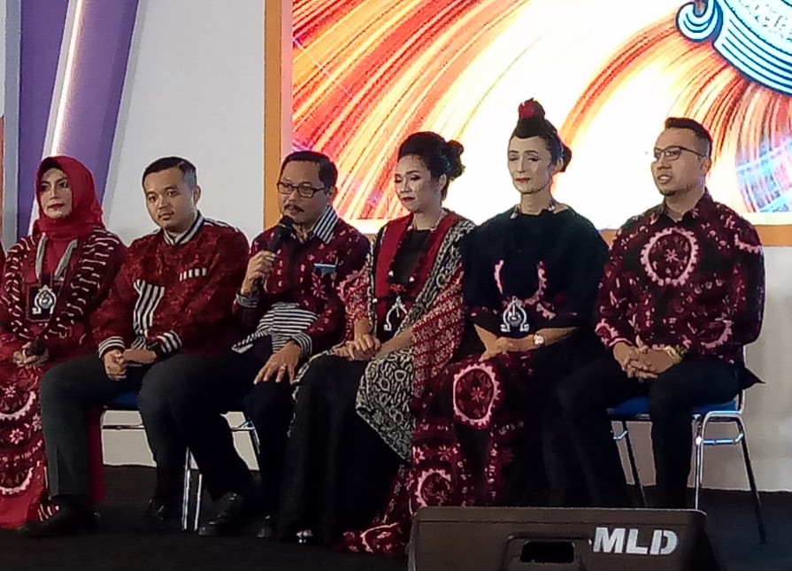 Prof Dr. Budi Santoso, dr. SpOG (K) (tengah) dari Rumah Sakit Ibu dan Anak (RSIA) Kendangsari Group, saat mengisi talkshow kesehatan. (Foto: Pita/ngopibareng.id)