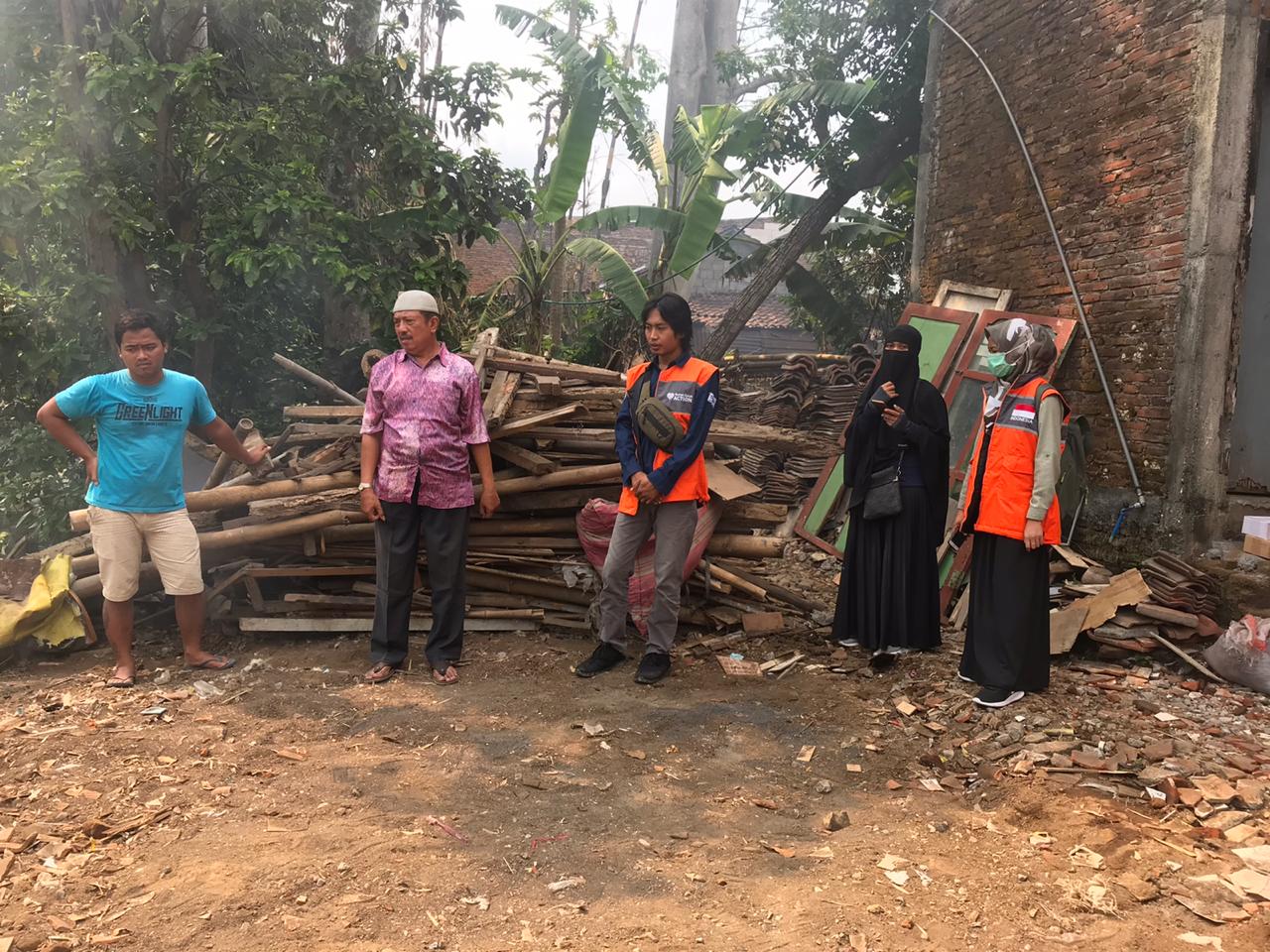 Sisa-sisa reruntuhan bangunan rumah nenek Saini yang dirapikan oleh warga. (Foto: Theo/ngopibareng.id)