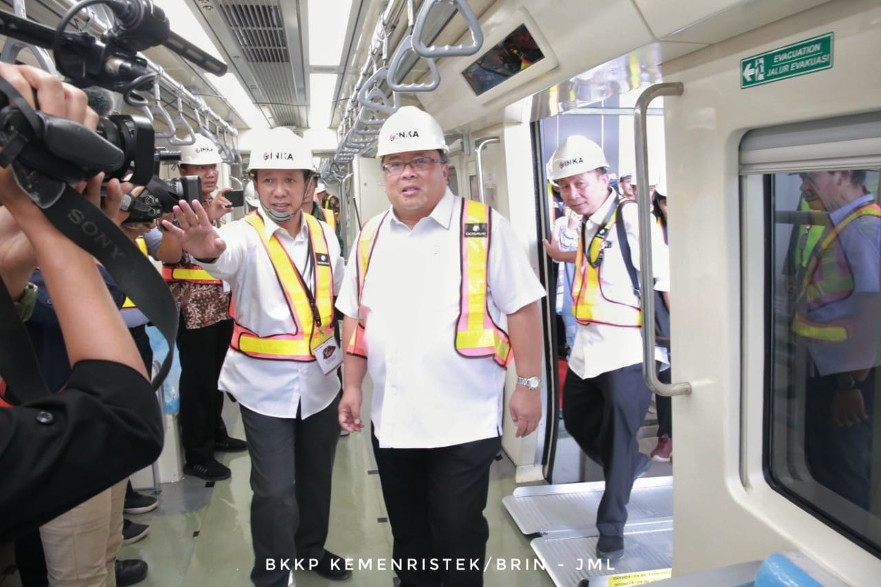 Menristek/ KA BRIN saat melakukan uji coba Light Rail Transit (LRT), pada Kamis 28 November 2019. (Foto: Dok. BKKP Kemenristek/BRIN) 