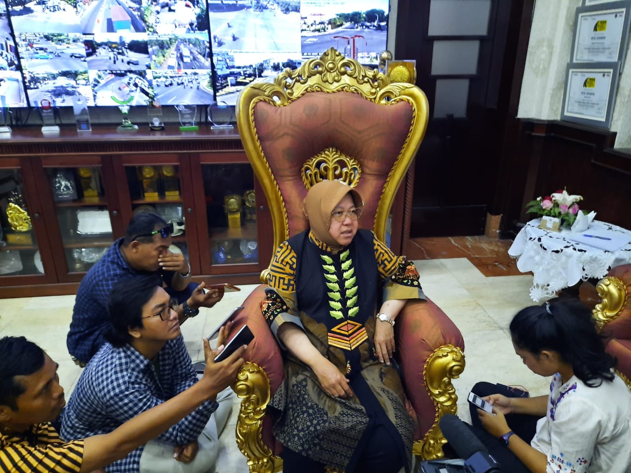 Wali Kota Surabaya Tri Rismaharini saat berbincang dengan awak media. (Foto: Alief/ngopibareng.id)