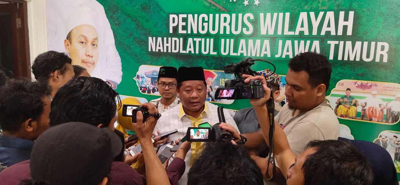 Ma'ruf Syah dan AM Muntaha saat memberi penjelasan jelang Muskerwil PWNU Jatim. (Foto: Istimewa)