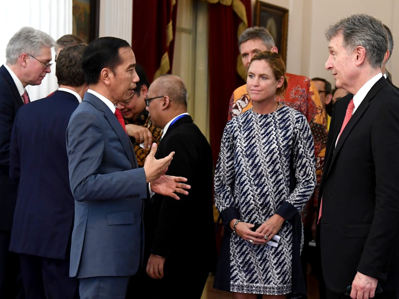 Presiden Joko Widodo (Jokowi) saat menerima delegasi Konsil Bisnis Uni Eropa-ASEAN (EU-ABC) di Istana Merdeka, Jakarta, Kamis 28 November. (Foto: Setpres)