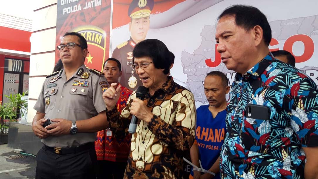 Ketua LPAI, Seto Mulyadi (tengah) bersama Dirkrimum Polda Jatim Kombes Pol R Pitra Andrias Ratulangie (kanan), saat merilis tersangka tindak pidana asusila di Gedung Ditreskrimum Polda Jatim, Surabaya, Jumat 29 November 2019. (Foto: Fariz/ngopibareng.id)