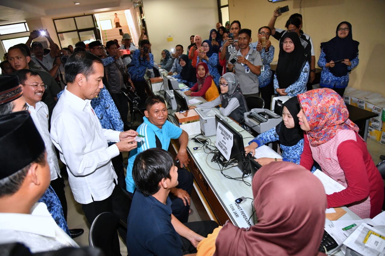 Presiden Joko Widodo saat Sidak pelayanan BPJS di RSUD Subang Jumat 29 November 2019. Semua lancar. ( foto: Setpres )