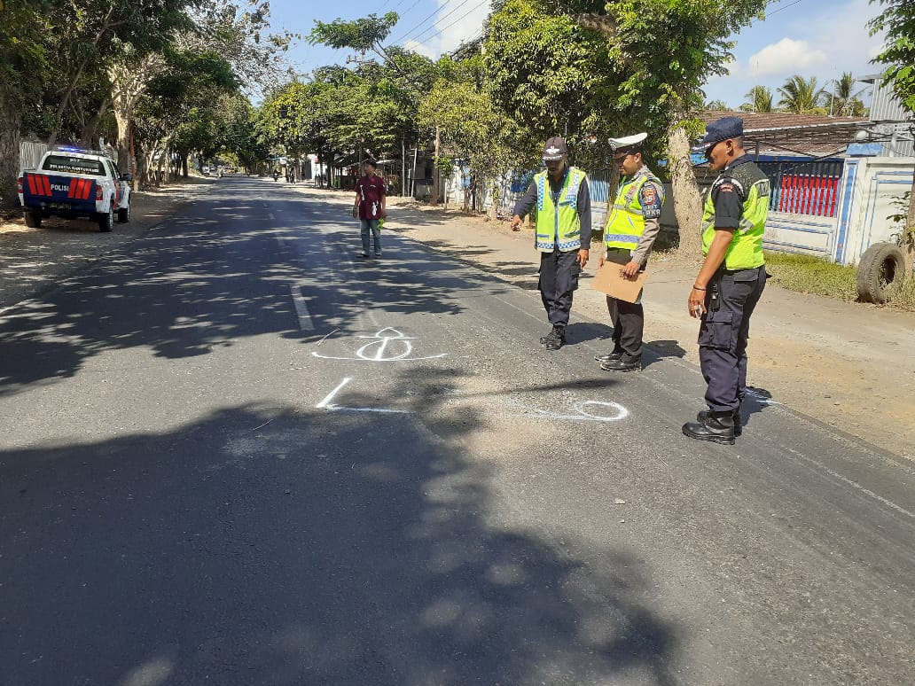 Petugas kepolisian melakukan olah TKP di lokasi kecelakaan maut. (Foto : Istimewa)