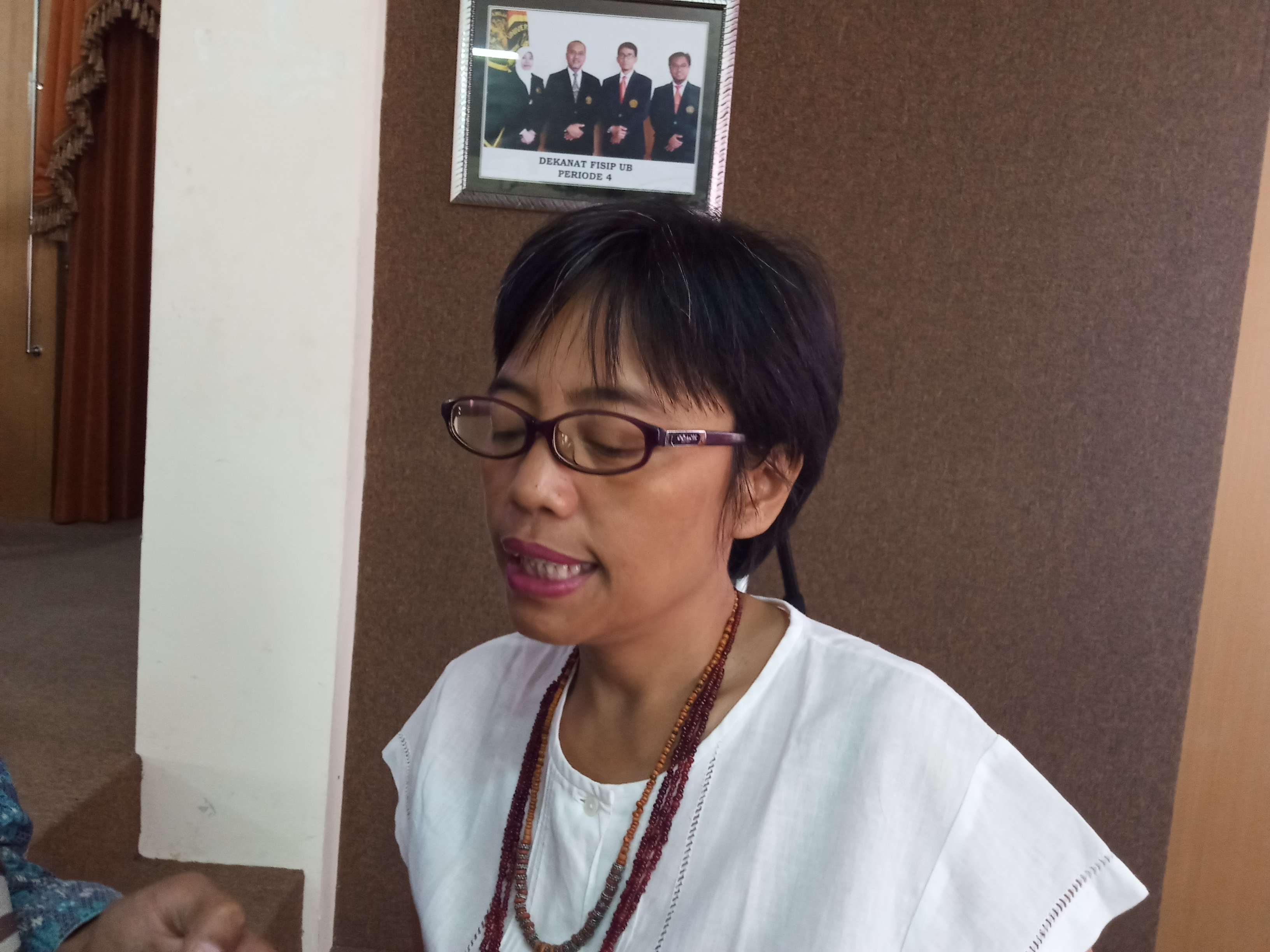 Sekretaris Jendral (Sekjend) Aliansi Masyarakat Adat Nusantara (AMAN) Rukka Sombolinggi saat ditemui usai Seminar Nasional RUU Masyarakat Adat di Auditorium Nuswantara FISIP Universitas Brawijaya, Malang. (Foto: Theo/ngopibareng.id)