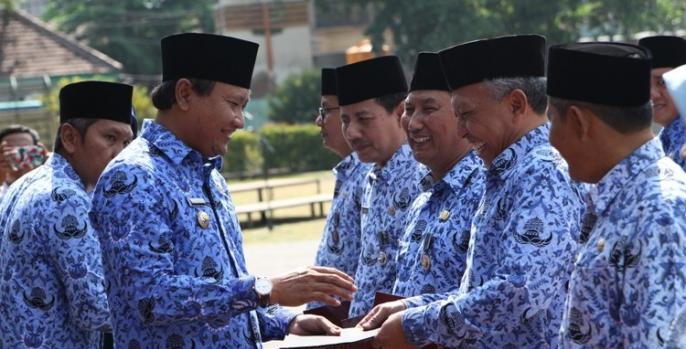 Bupati Pasuruan memberikan SK Pensiun di Upacara Hari Korpri. (Foto: Dok Humas)