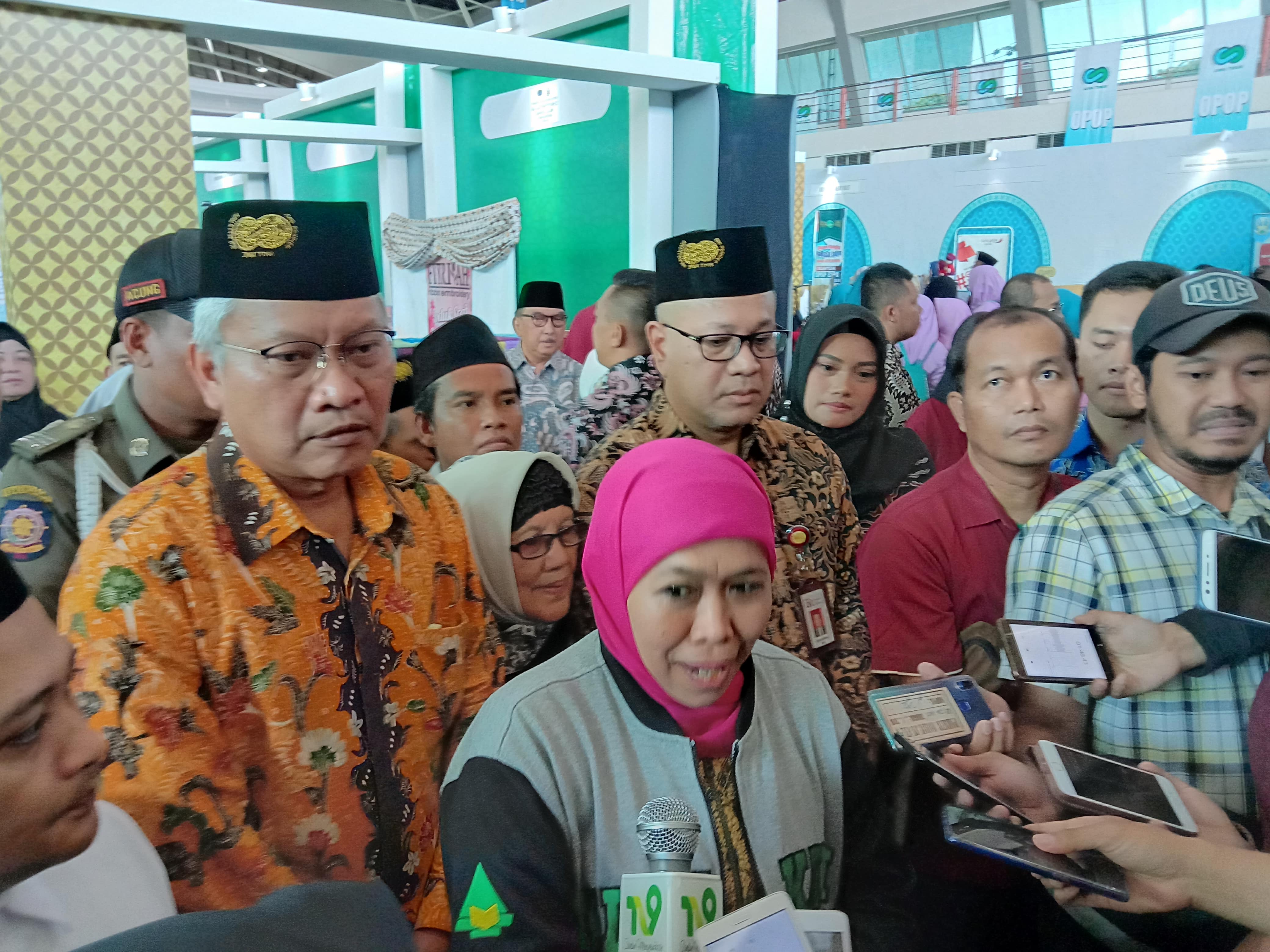 Gubernur Jatim Khofifah Indar Parawansa saat memebri keterangan pers. (Foto: Faiq/ngopibareng.id)