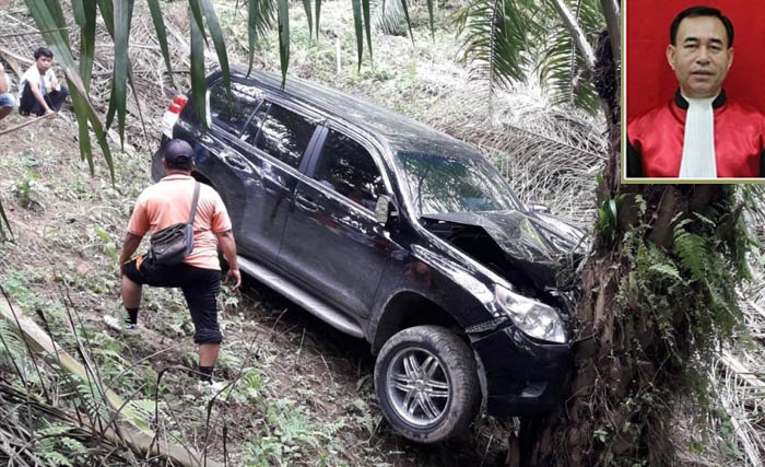 Mobil Jamaluddin, hakim PM Medan dalam  jurang di Deli Serdang. Inzet, Jamaluddin. (Foto:JPNN)