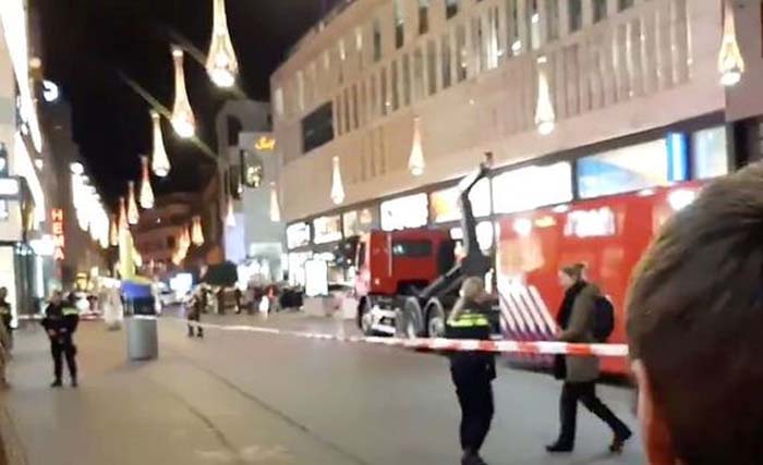 Police line dipasang di tempat kejadian penikaman tiga remaja di Den Haag, Belanda, Jumat malam. (Foto:DailyEkspress)