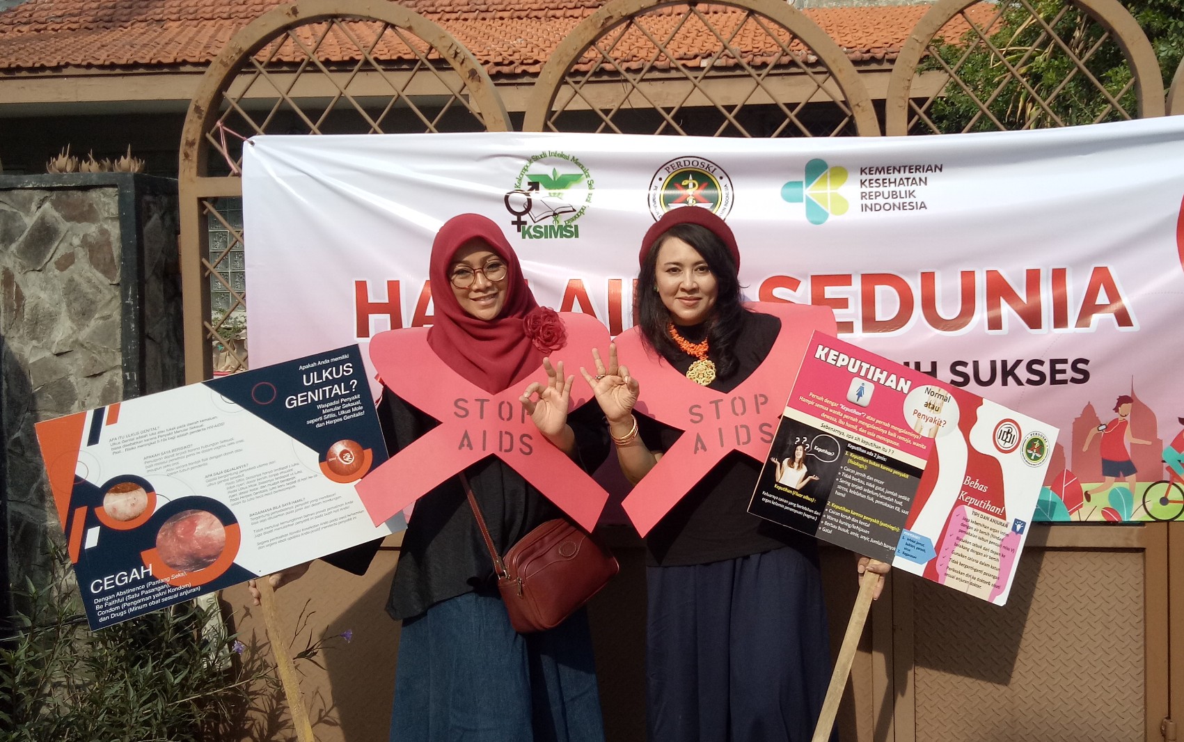 Dr. Ary Widhyasti Bandem (kanan) bersama Dr. Ita Puspita Dewi, SpKK, FINSDV, FAADV pada peringatan hari AIDS sedunia di Car Free Day Raya Darmo Surabaya. (Foto: Pita/Ngopibareng.id)