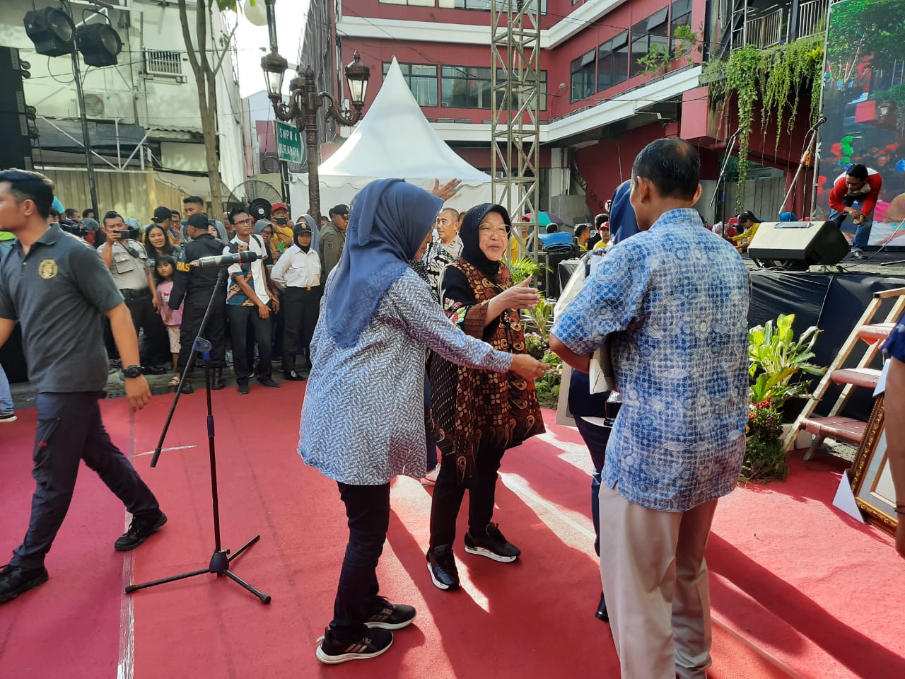 Wali Kota Surabaya Tri Rismaharini saat mengunjungi acara Mlaku-mlaku Nang Tunjungan, Mingggu 1 Desember 2019. (Foto: Alief/ngopibareng.id)