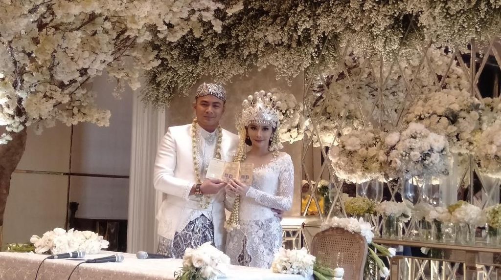 Pasangan Guntur Triyoga dan Apris Devita.