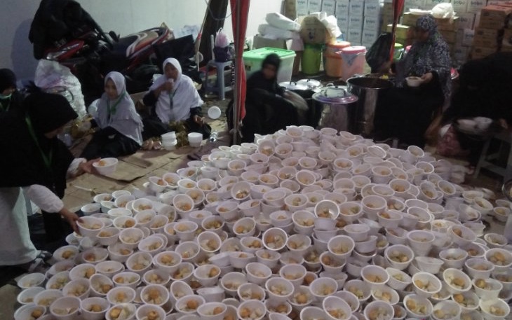 Makanan siap santap bagi peserta reuni 212. (Foto: Antara)