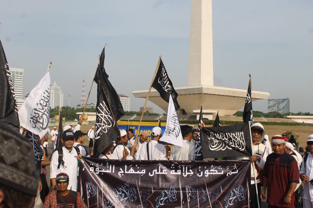 Massa memadati Monas untuk mengikuti Reuni 212. Nampak massa membawa bendera khas Hizbut Tahrir berkeliling Monas.(Foto: asmanu/ngopibareng.id)