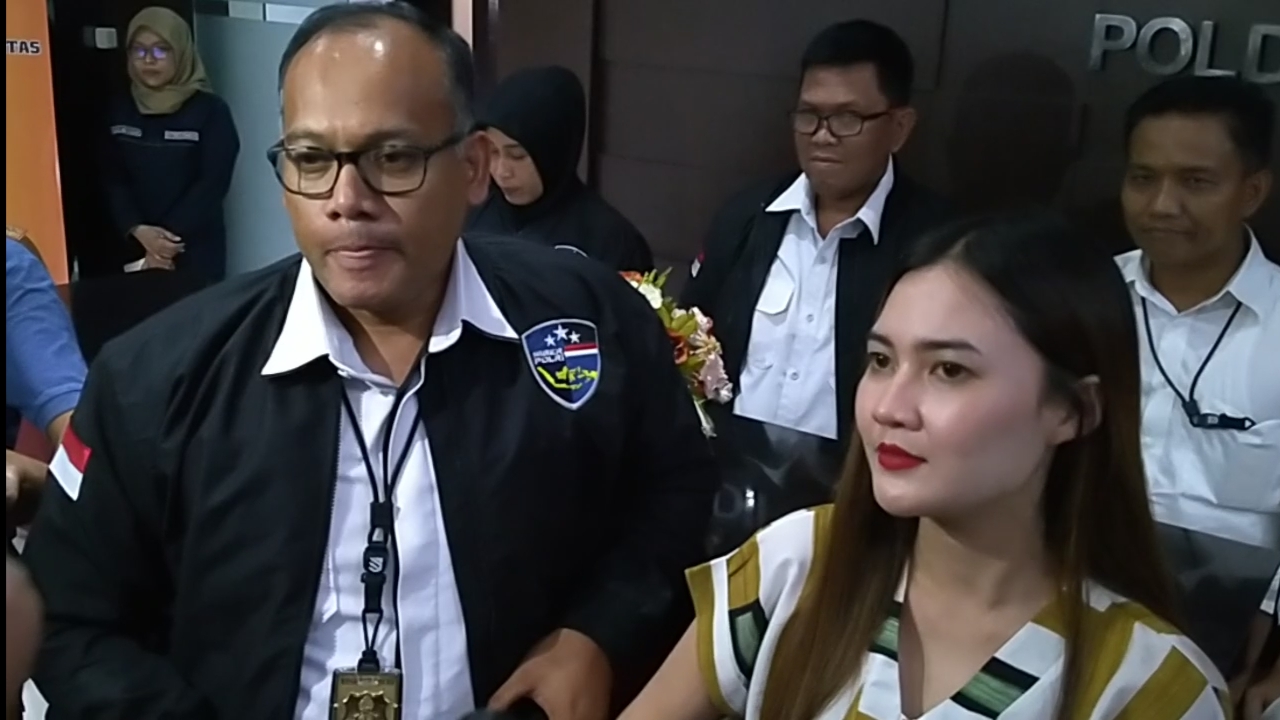 Artis dangdut Nella Kharisma (kanan) didampingi Direktur Ditreskrimsus Polda Jatim, Kombes Pol Frans Barung Mangera di Gedung Ditreskrimsus Polda Jatim, Surabaya, Senin 2 Desember 2019. (Foto: Fariz/ngopibareng.id)