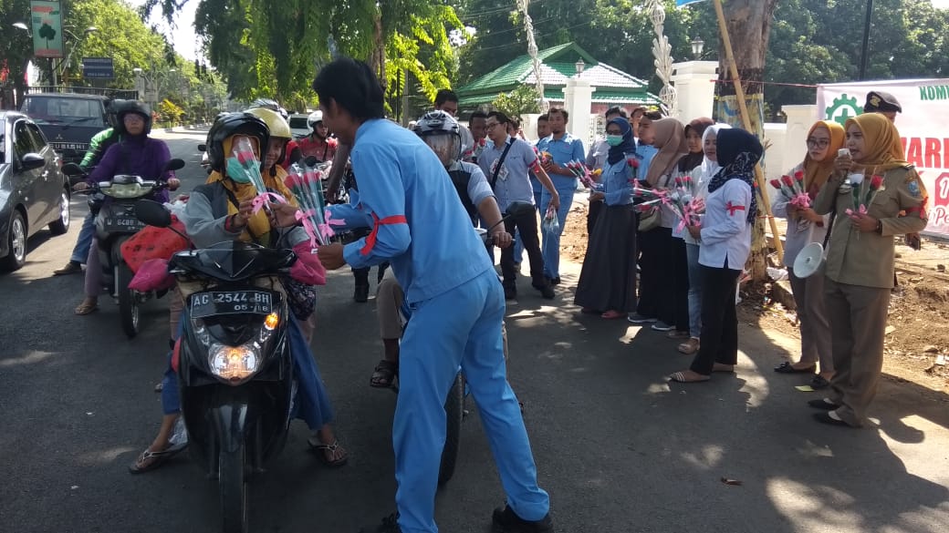 Komunitas Keselamatan dan Kesehatan Kerja (K3) Probolinggo bersama polisi memperingati Hari AIDS Se-Dunia, Senin. (Foto: Ikhsan/ngopibareng.id)