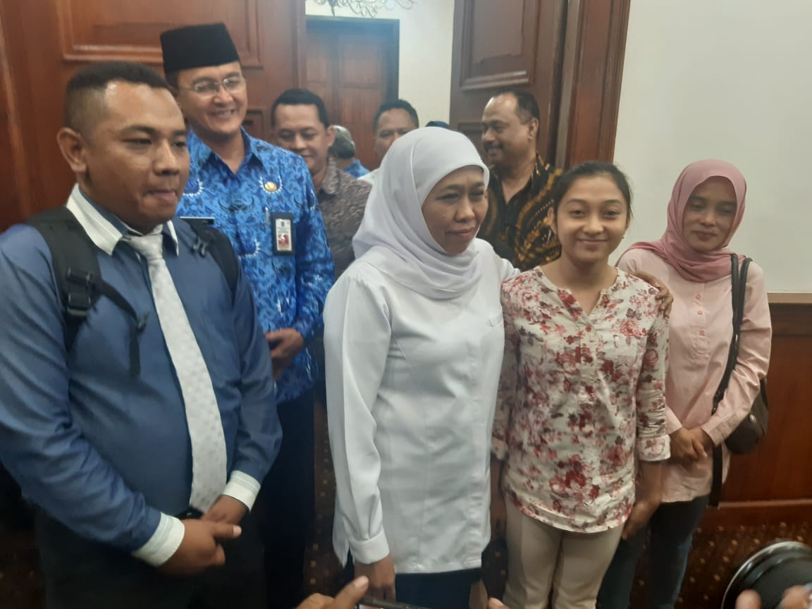 Gubernur Jatim, Khofifah Indar Parawansa saat bertemu dengan atlet senam Shalfa Avrila Siani. (Foto: Haris/Ngopibareng.id)