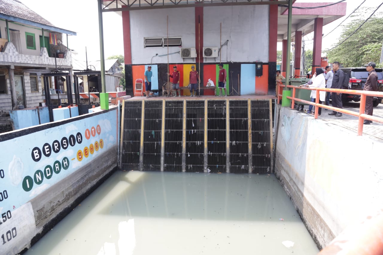 Wali Kota Surabaya Tri Rismaharini bersama rombongan saat sidak di Rumah Pompa Ikan Mungsing. (Foto: Humas Pemkot Surabaya)