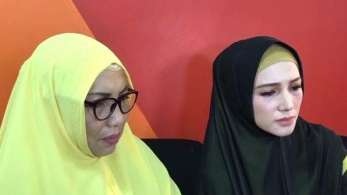 Benazir Endang, istri kedua Master Limbad, bersama ibunya. (Foto: Tayangan !nsert)