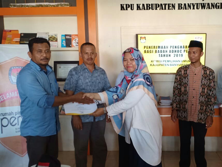 Ketua KPU Banyuwangi, Dwi Anggraeni mberikan sertifikat penghargaan kepada perwakilan anggota lembaga ad hoc pada Pemilu 2019. (Foto: istimewa)