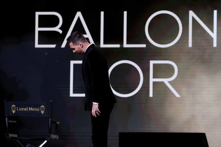 Lionel Messi kembali menciptakan rekor dengan memenangkan penghargaan Ballon d'Or keenam kalinya di Paris, Senin waktu setempat, setelah mengalahkan duo Liverpool Virgil van Dijk dan Sadio Mane. (Foto: Reuters/Antara)