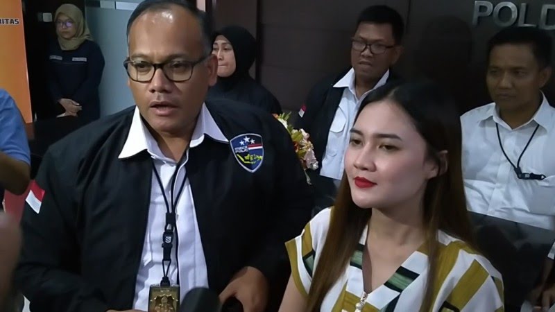 Artis Dangdut, Nella Kharisma (kanan) didampingi Direktur Ditreskrimsus Polda Jatim, Kombes Pol Gidion Arif Setyawan. (Foto: Fariz/Ngopibareng.id)