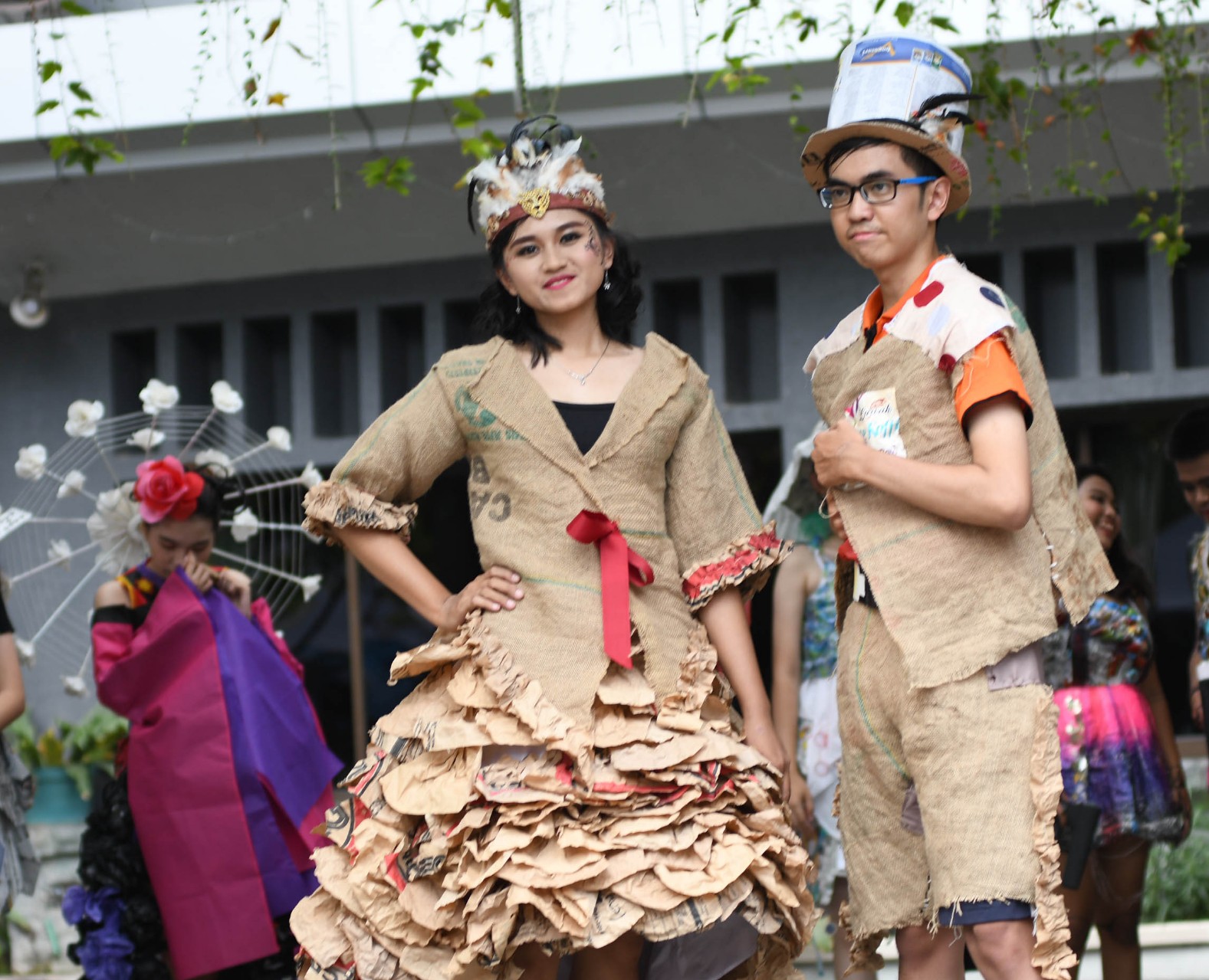 Busana daur ulang dari karung goni dan kertas semen bekas yang dibuat Debi dkk, mahasiswa ISTTS. (Foto: Istimewa)