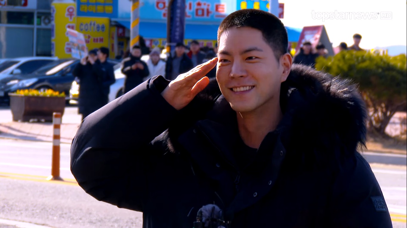 Momen perpisahan aktor Hong Jong Hyun dengan penggemarnya di Pusat Pelatihan Tentara Nosan di Provinsi Chungcheong Selatan. (Foto: Kpop Chart)