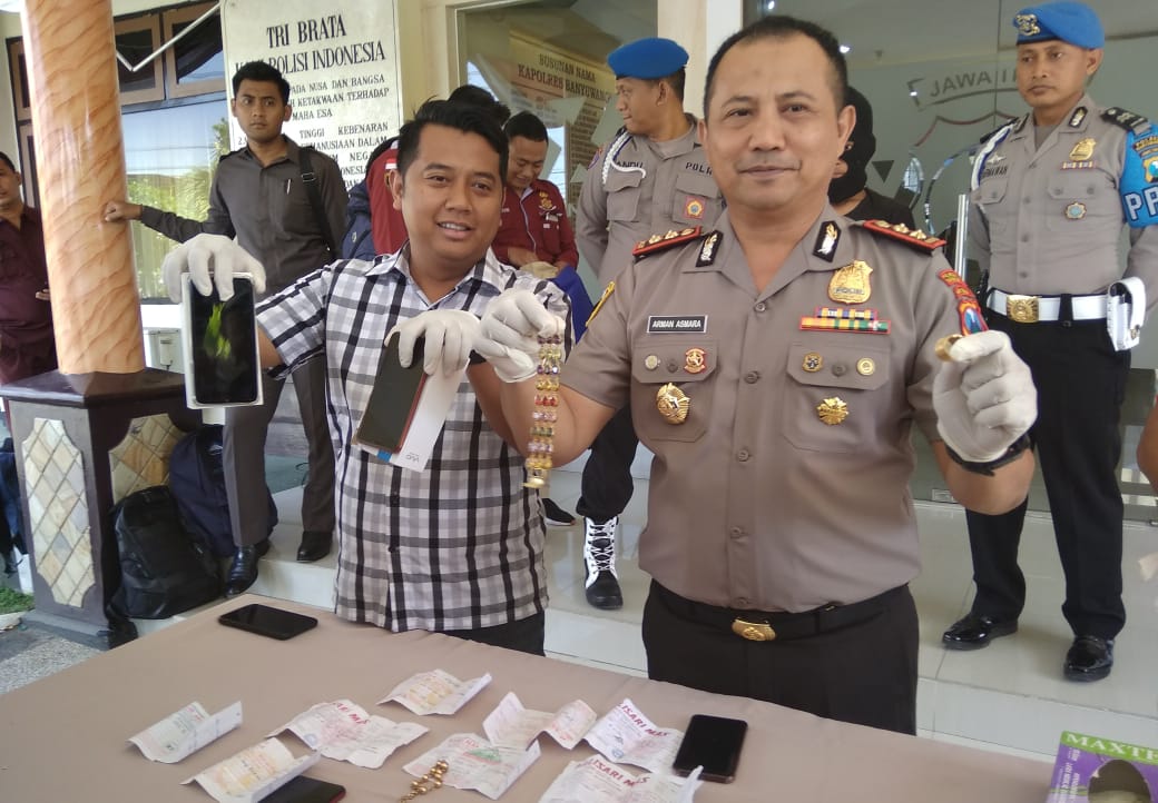 Kapolresta Banyuwangi AKBP Arman Asmara Syarifudin menunjukkan barang bukti perhiasan emas yang disita dari pelaku. (Foto: Istimewa)