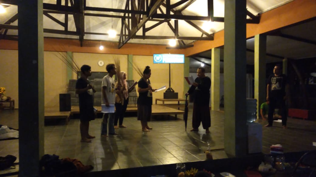 Para pemain Teater Gandrik saat berlatih di Padepokan Bagong Kussudiardjo, Jogjakarta. (Foto: Istimewa)