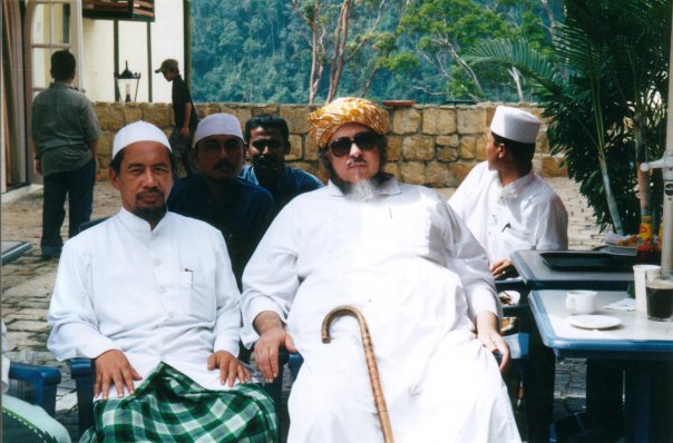 Ketua Umum Hai’ah Ash-Shofwah al-Malikiyah KH Muhammad Ihya’ Ulumuddin (kiri) ketika bersama Syaikh Al-Maliki (almarhum). (Foto: Istimewa)