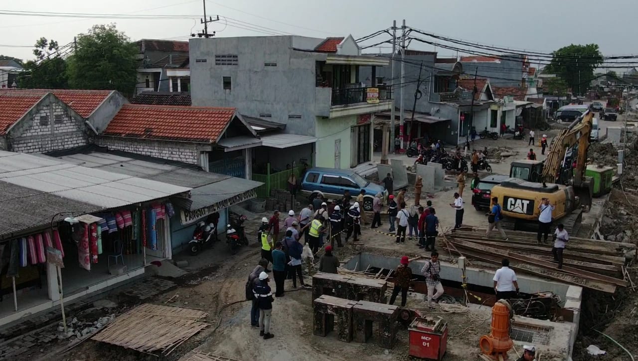 Wali Kota Surabaya Tri Rismaharini saat meninjau pemasangan box culvert di kawasan Sememi, Surabaya. (Foto: Alief/Ngopibareng.id)