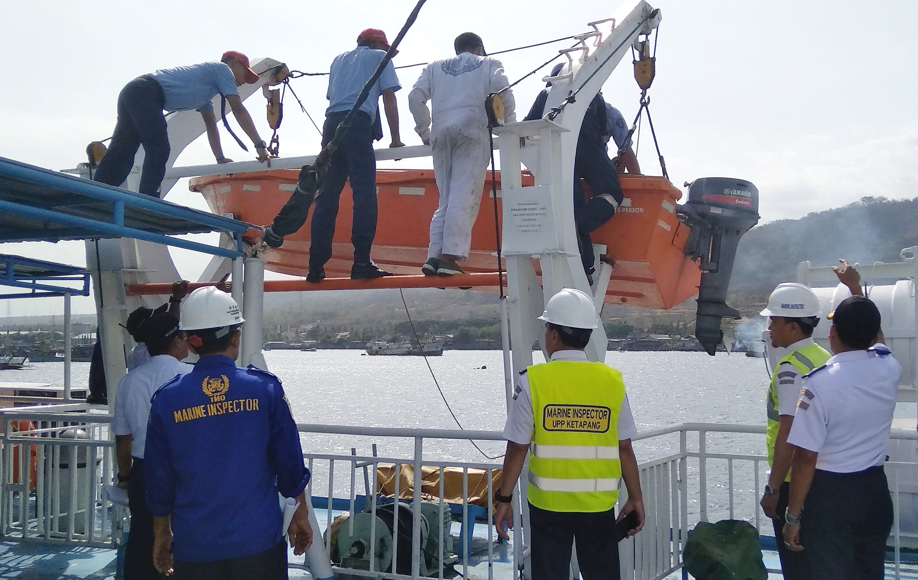 Marine inspector KSOP Tanjungwangi mengecek sekoci penolong yang ada di kapal Satya Kencana II. (Foto: Hujaini/ngopibareng.id)