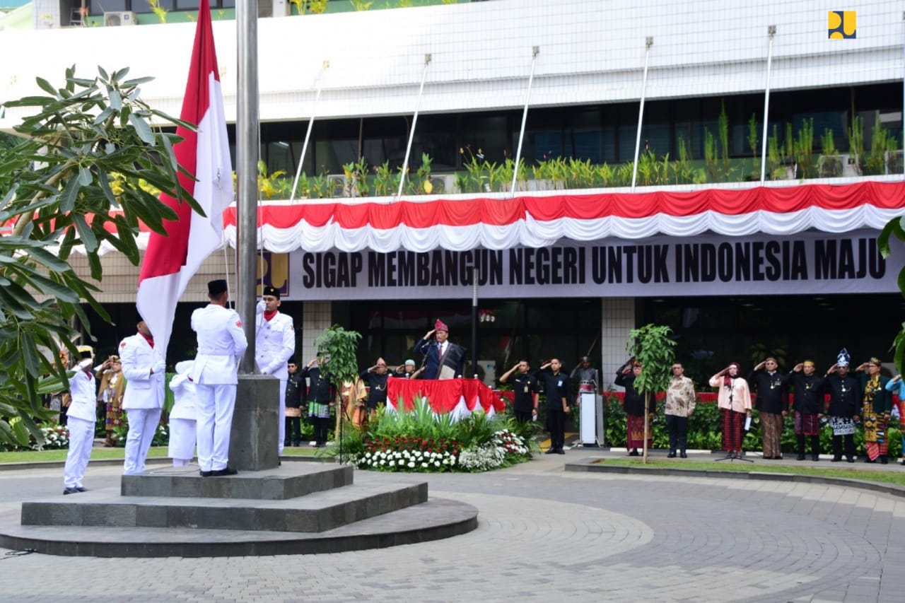 Menteri Koordinator Bidang Kemaritiman dan Investasi Luhut Binsar Pandjaitan selaku Inspektur Upacara Harbak PU ke-74 di Lapangan Sapta Taruna, Kementerian PUPR, Jakarta, Selasa 3 Desember 2019 kemarin.  (Foto: Kementerian PUPR)