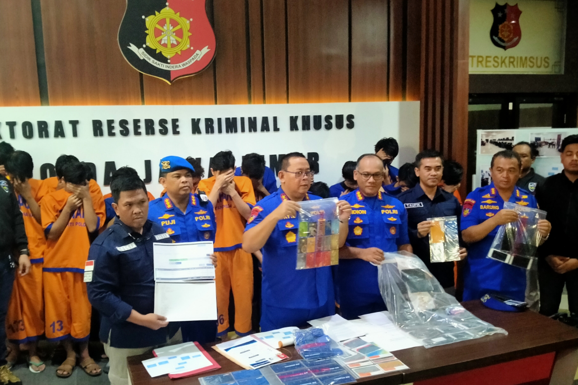 Kapolda Jatim, Irjen Pol Luki Hermawan (tengah) saat rilis penetapan tersangka hacker kartu kredit internasional di Gedung Ditreskrimsus Polda Jatim, Surabaya, Rabu 4 Desember 2019. (Foto: Fariz/Ngopibareng.id)