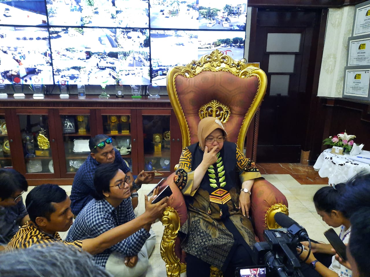 Wali Kota Surabaya Tri Rismaharini saat berbincang dengan awak media di Ruang Kerja Wali Kota Surabaya. (Foto: Alief/ngopibareng.id)