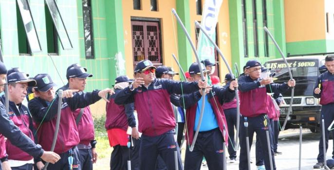 Bupati Pasuruan, Irsyad Yusuf mengikuti lomba panahan di POR OPD Pasuruan. (Foto: Dok Humas)