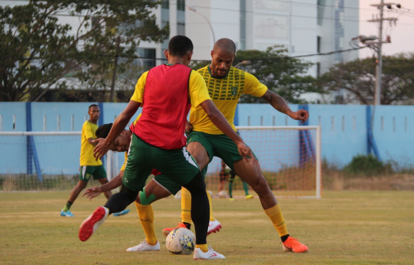 Skuat Persebaya saat latihan di Lapangan Unesa Surabaya. (Foto: Haris/ngopibareng)