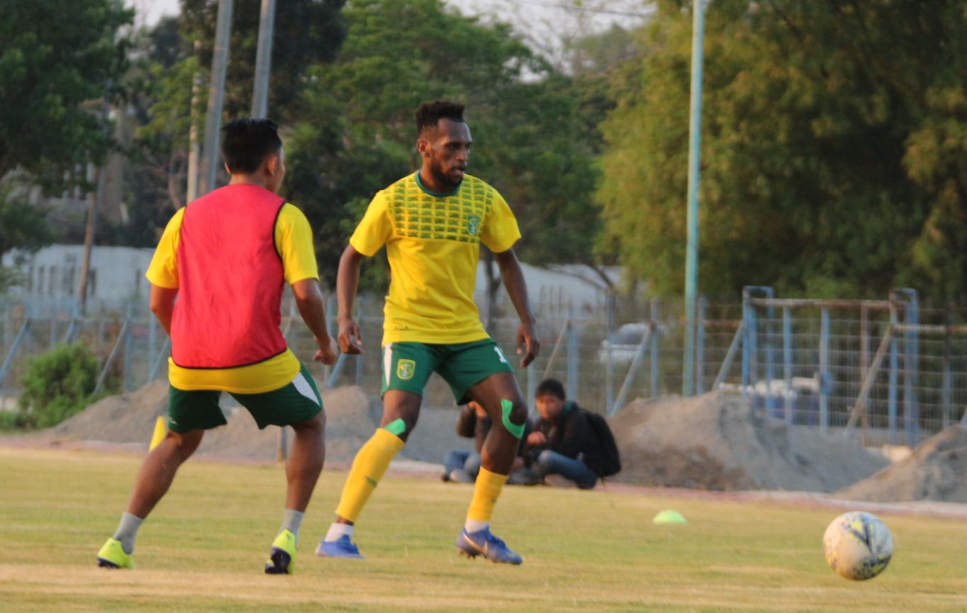 Skuat Persebaya saat latihan di Lapangan Unesa. (foto: Haris/ngopibareng)